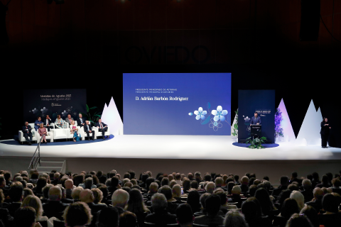 Diseño de la imagen gráfica y producción del acto oficial 